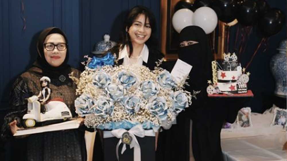 Selebgram Sintya Marisca Dapat Hadiah Buket Bunga dan Tas Mewah dari Ummi Pipik