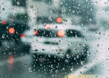 10 Tips Merawat Kaca Mobil Saat Musim Hujan