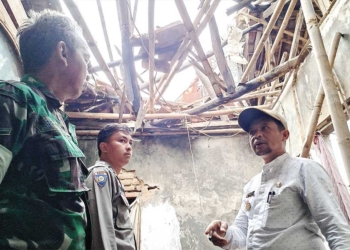 Atap Rumah Warga Desa Penpen Cirebon Ambruk Diterpa Hujan Disertai Angin Kencang