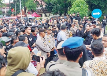 Buru Cirebon Demo, Tuntut UMK 2025 Naik 10 persen