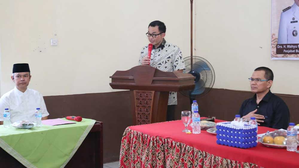 Evaluasi, Pj Bupati Cirebon Tegaskan Pemkab Bakal Tindak Kontraktor SMPN 1 Talun