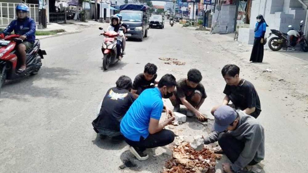 Milenial Perbaiki Jalan Berlubang di Kota Cirebon