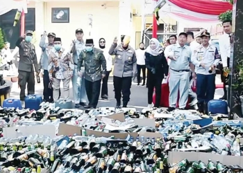 Ribuan Botol Miras di Cirebon Dimusnahkan