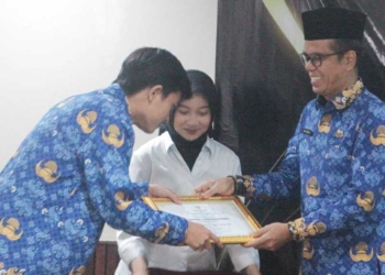 Terlibat Aktif Dalam Pengelolaan Sampah, Pemkab Cirebon Beri Sekolah Penghargaan Adiwiyata