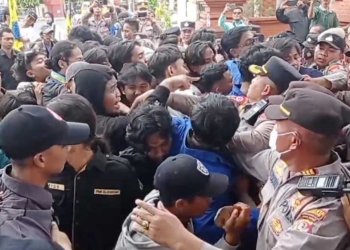 Demo Sempat Ricuh, PMII Desak Oknum Anggota DPRD Kabupaten Cirebon Terduga Pelaku Pelecehan ke SPG Dipecat