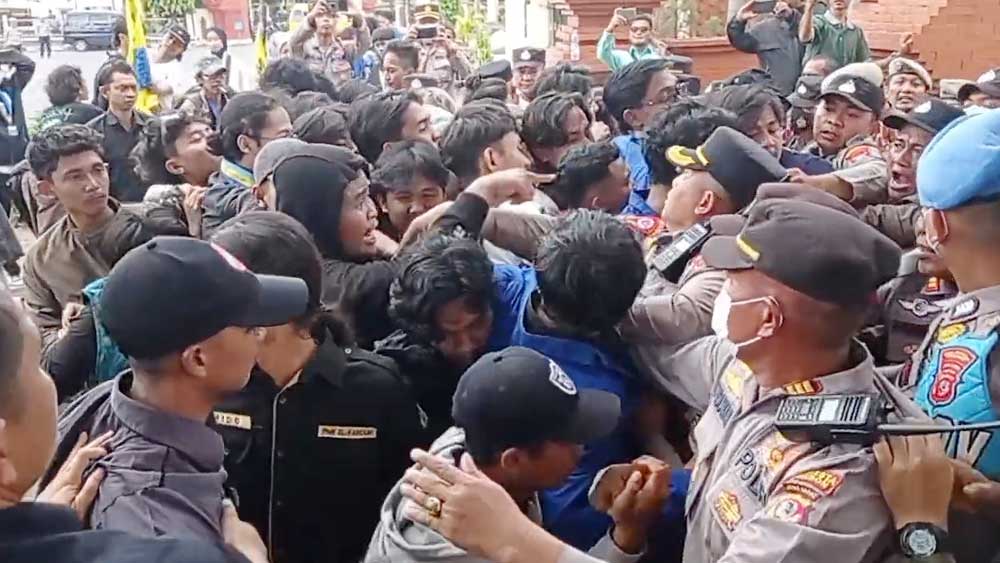 Demo Sempat Ricuh, PMII Desak Oknum Anggota DPRD Kabupaten Cirebon Terduga Pelaku Pelecehan ke SPG Dipecat
