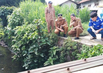 Jadi Titik Banjir di Cirebon, Pj Bupati Wahyu Mijaya Tinjau Gorong-gorong di Kedawung