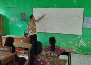 SDN 3 Ambulu Cirebon Kerap Diterjang Banjir Rob, Murid Capek Bersihkan Kelas, Belajar Jadi Tidak Konsen