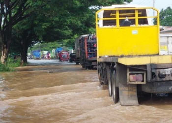 Jalur Pantura Pengarengan Cirebon Terendam Banjir, Kendaraan Mengular 1 Kilometer