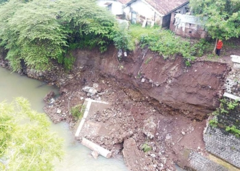 Sejumlah TPT Sungai di Kabupaten Cirebon Longsor, Rumah Warga Sekitar Terancam