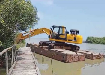 Nelayan Desa Karangreja Cirebon Urunan untuk Normalisasi Sungai secara Mandiri