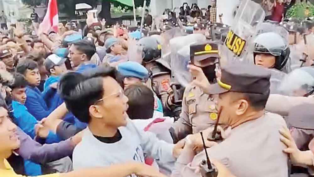 Demo Gabungan, Mahasiswa Cirebon Serukan Indonesia Cemas