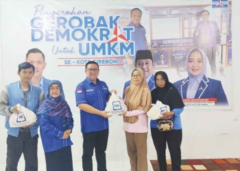 Demokrat Kota Cirebon Bagikan Paket Sembako