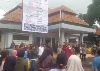 Ratusan Warga Wanasaba Kidul Cirebon Geruduk Kantor Desa