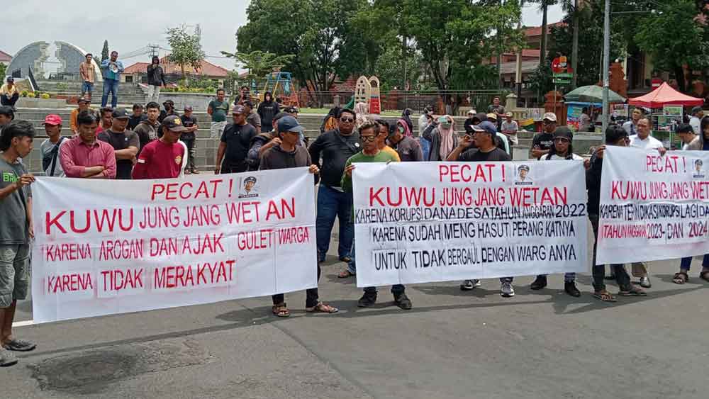 Tuntut Kuwu Dipecat, Warga Jungjang Wetan Demo di Depan Kantor Bupati Cirebon