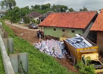Kecelakaan di Tol Palikanci Cirebon, Truck Pengangkut Plafon PVC Terjun Bebas