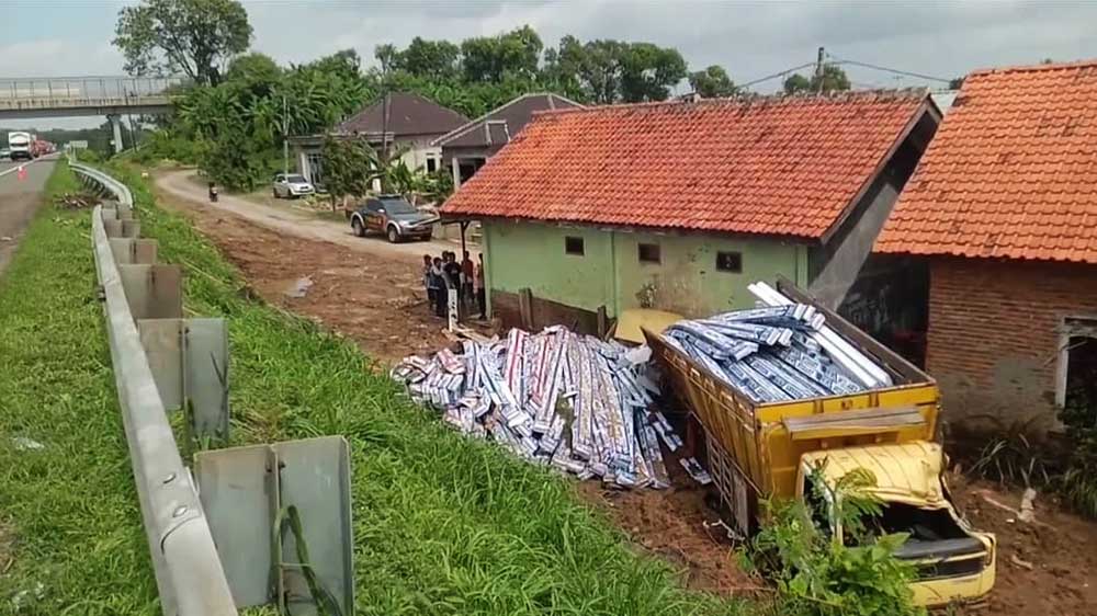 Kecelakaan di Tol Palikanci Cirebon, Truck Pengangkut Plafon PVC Terjun Bebas