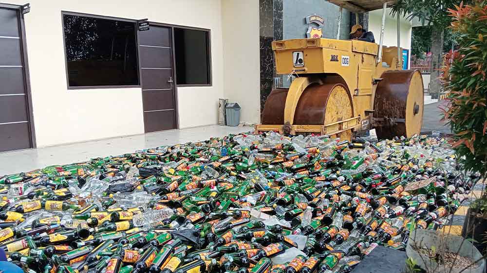 Lagi, Ribuan Botol Miras di Cirebon Dimusnahkan