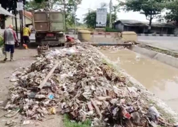Banjir Surut, Saluran di Desa Melakasari Cirebon Dipenuhi Sampah