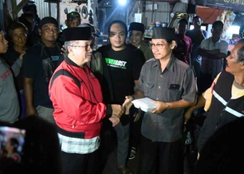 Sahur On The Road, Bupati dan Wabup Cirebon Bagikan Makanan