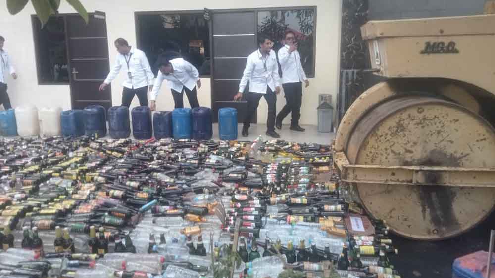 Kerap Jadi Pemicu Tindak Kriminal, Polresta Cirebon Musnahkan Ribuan Botol Miras Berbagai Merk