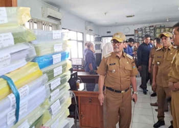 Bupati Cirebon Bahas Perbaikan Jalan di Kantor DPUTR