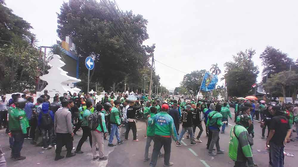 Pengemudi Ojol Cirebon Demo, Potongan Aplikator 20 persen Dinilai Memberatkan