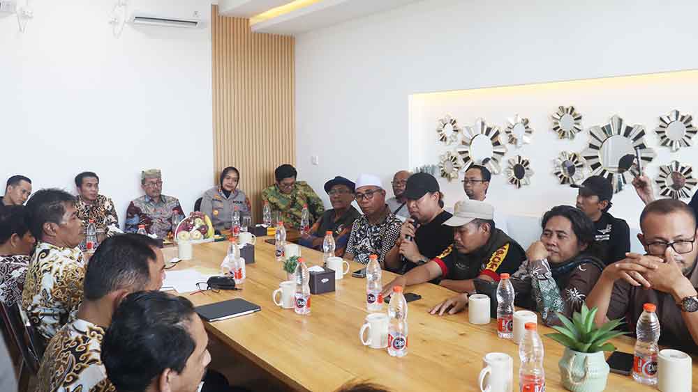 Hore… Bupati Imron Pastikan Jalan Rusak di Cirebon Timur Diperbaiki Juli-Agustus 2025