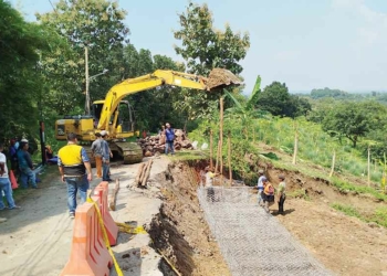 Ditarget Rampung Dua Pekan, Penanganan Darurat Jalan Cipeujeh-Kamarang Cirebon Gunakan Bronjong Terasering