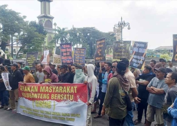 Warga Desa Hulubanteng Geruduk Kantor Bupati Cirebon