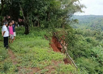 Tebing Setinggi 50 Meter di Desa Gumulung Tonggoh Cirebon Longsor