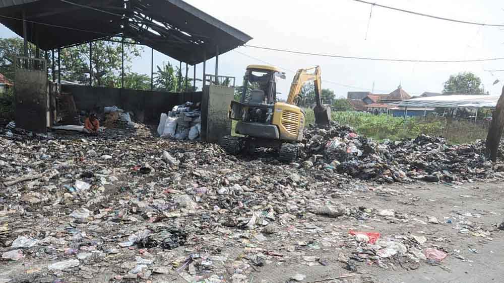KDM ke Cirebon Timur, Gunungan Sampah di TPS Sidaresmi Diangkut