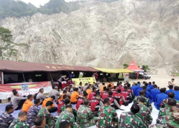 Tim SAR Gabungan Doa Bersama sebelum Pencarian Korban Longsor Gunung Kuda Cirebon