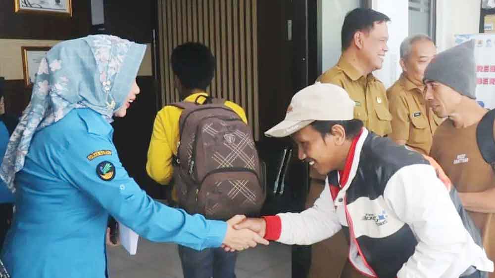 Pemkab Cirebon Bantu Pemulangan 25 Warga Terlantar di Subang