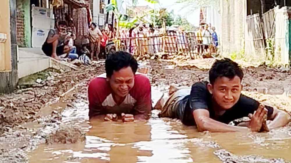 Jalan Rusak di Cirebon, Warga Desa Japura Kidul Tutup Jalan dan Mandi Lumpur