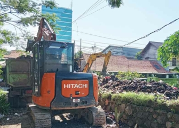 DLH Kabupaten Cirebon Kerahkan 2 Excavator untuk Bersihkan Sampah di Kertawinangun