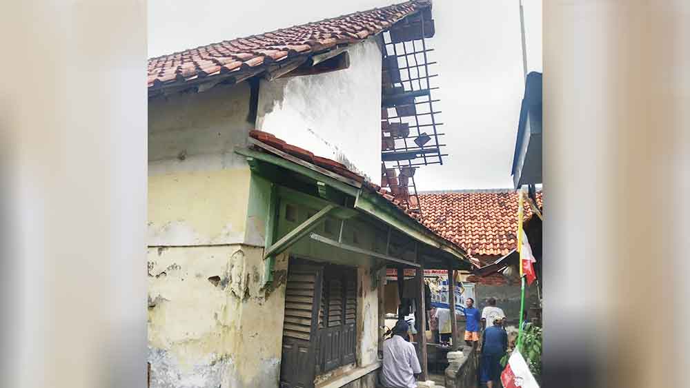 Angin Kencang di Cirebon Terjang Belasan Rumah Warga