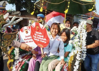 Lomba Becak Hias HUT ke-80 RI, Bupati Cirebon Ikut Gowes Becak