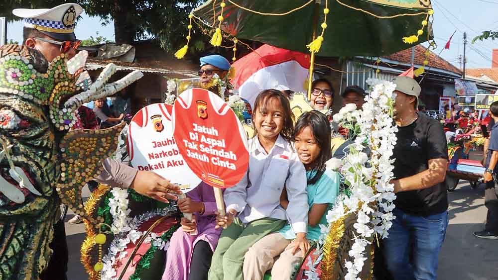 Lomba Becak Hias HUT ke-80 RI, Bupati Cirebon Ikut Gowes Becak