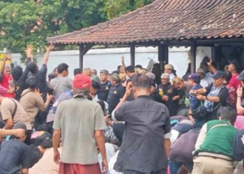 Tradisi Tolak Bala Rebo Wekasan, Ratusan Warga Berebut Curak di Keraton Kasepuhan Cirebon
