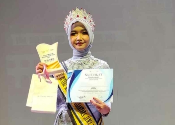 Fitri Ayu Khoirunnisa Mahasiswi UIN Siber Cirebon Raih Juara I Puteri Muslimah Nusantara Jawa Barat 2025