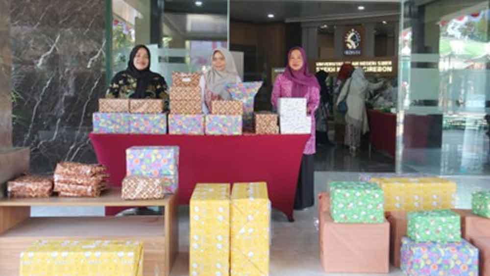 Ketua DWP UIN Siber Cirebon Meriahkan Upacara HUT ke-80 RI dengan Penyerahan Hadiah Lomba Agustusan