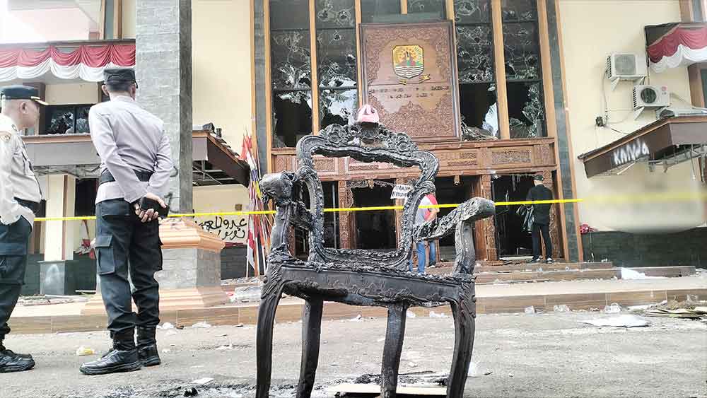 Demo di Cirebon Anarkis, Polisi Kejar Pelaku Perusakan dan Penjarahan di Gedung DPRD Kabupaten Cirebon