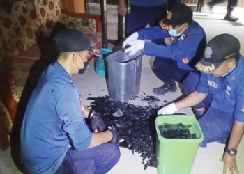 Pecahan Kaca Hambat Pembersihan Gedung DPRD Kabupaten Cirebon