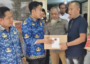 Pemkab Cirebon Beri Bantuan Terpal Korban Angin Kencang