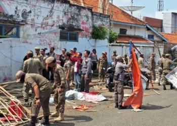 Lapak PKL di Jalan Stasiun Cirebon Ditertibkan