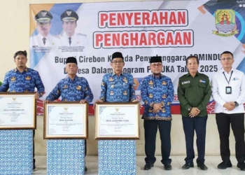 Bupati Cirebon Ganjar Tiga Desa Penghargaan