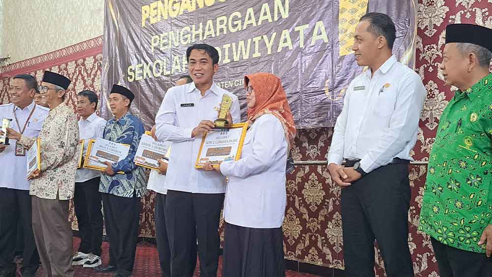 Pemkab Cirebon Beri Penghargaan Sekolah Peduli dan Berbudaya Lingkungan Hidup