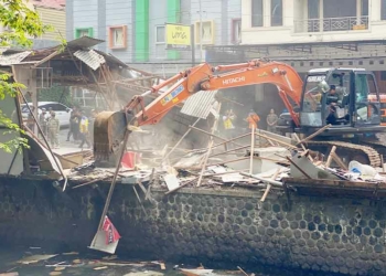 Lapak PKL Sukalila Cirebon Dibongkar Tanpa Perlawanan