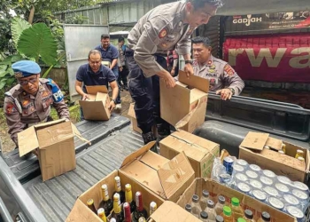 Tak Biasa, Ratusan Botol Miras Disembunyikan di Kandang Ayam, Penjual di Sumber Cirebon Digiring Polisi